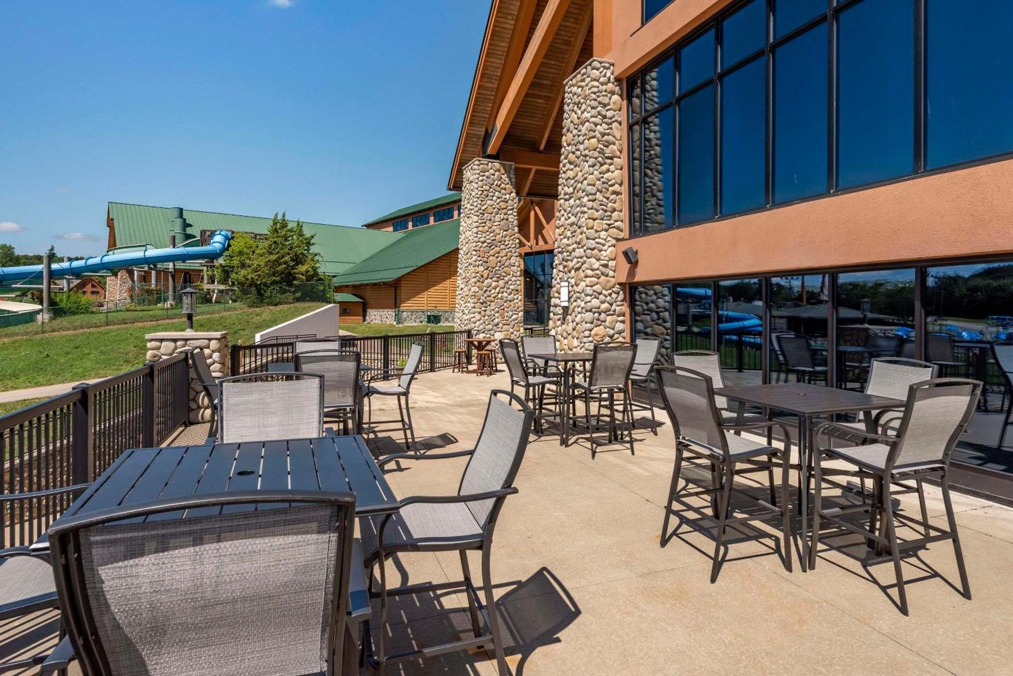 Three Bears Resort Waterpark Near Tomah Ascend Collection Warrens Exterior foto